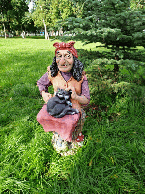 Декоративные Садовые фигуры в виде персонажей русских сказок помогут Вам украсить сад. Баба Яга на ступе с котом: Высота 74 см.